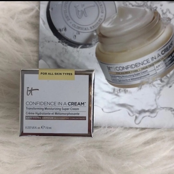 It cosmetics confidence in a cream NEW! - Picture 7 of 9